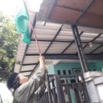 Pengibaran bendera Nahdlatul Ulama oleh anggota Anak Ranting NU Desa Cibinong
